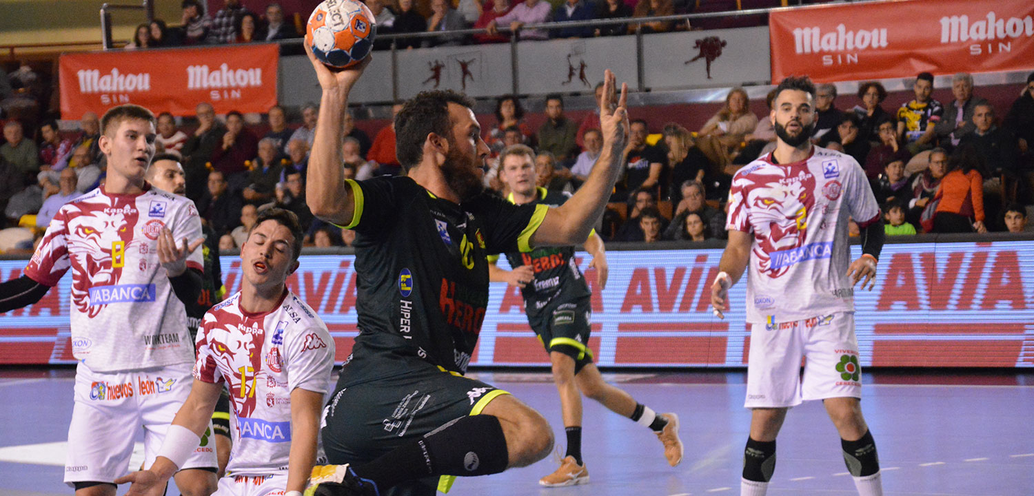 Darío Ajo lanzando a portería