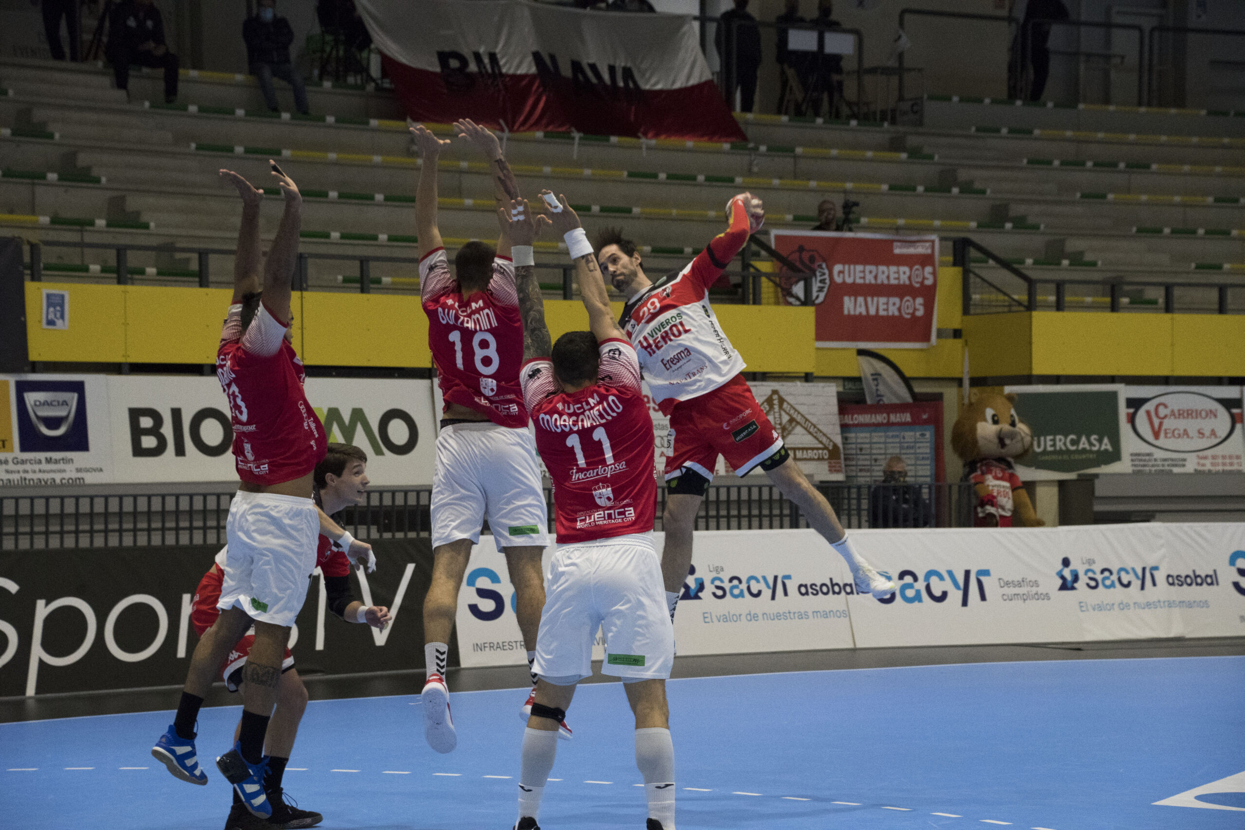 Jorge Silva ante la defensa de Cuenca / Foto: Dani Pérez