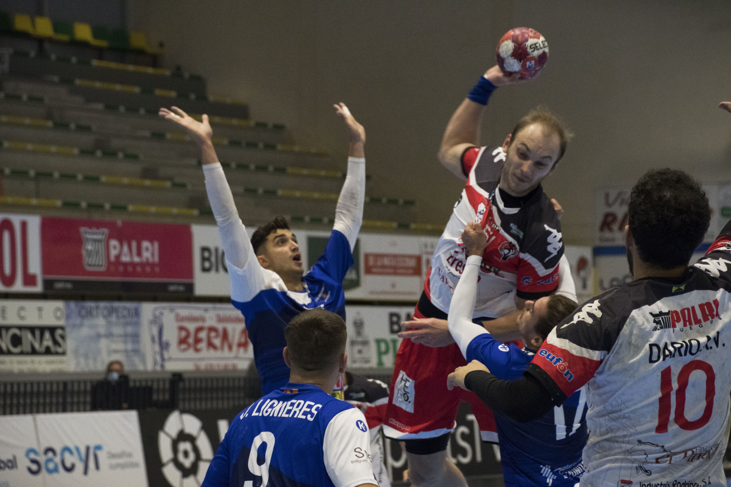 Lukàs Simenas lanzando a portería / Foto: Dani Pérez