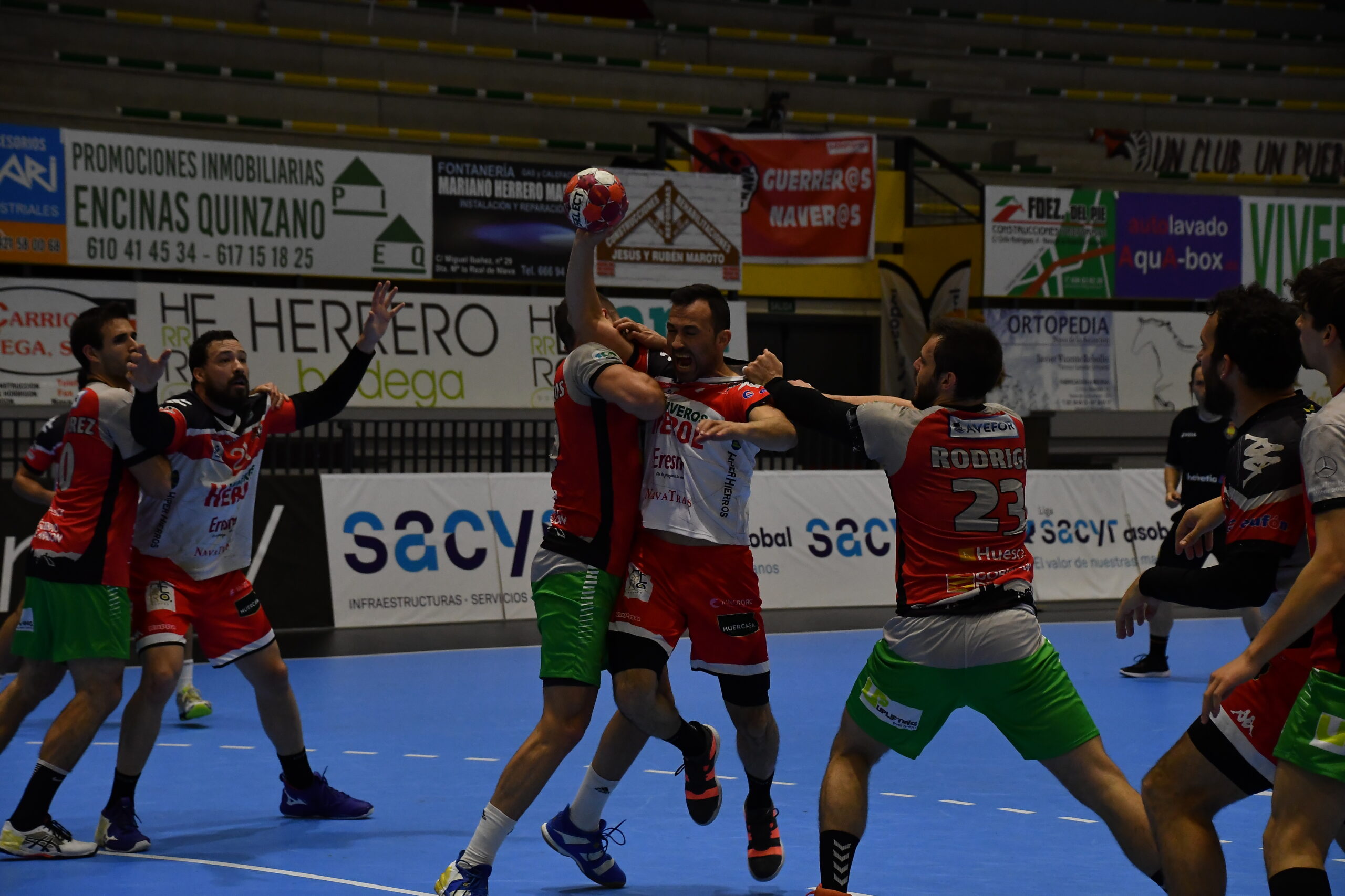 Carlos Villagrán ante la defensa de Huesca