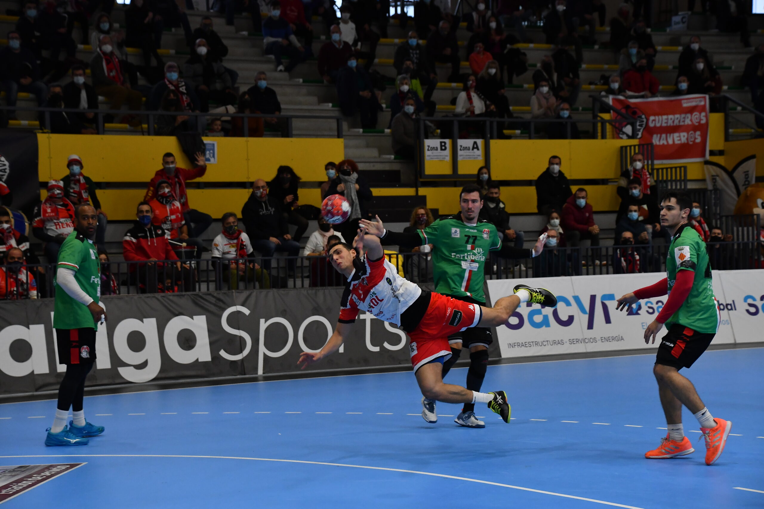 Moyano lanzando a puerta / Foto: Dani Pérez