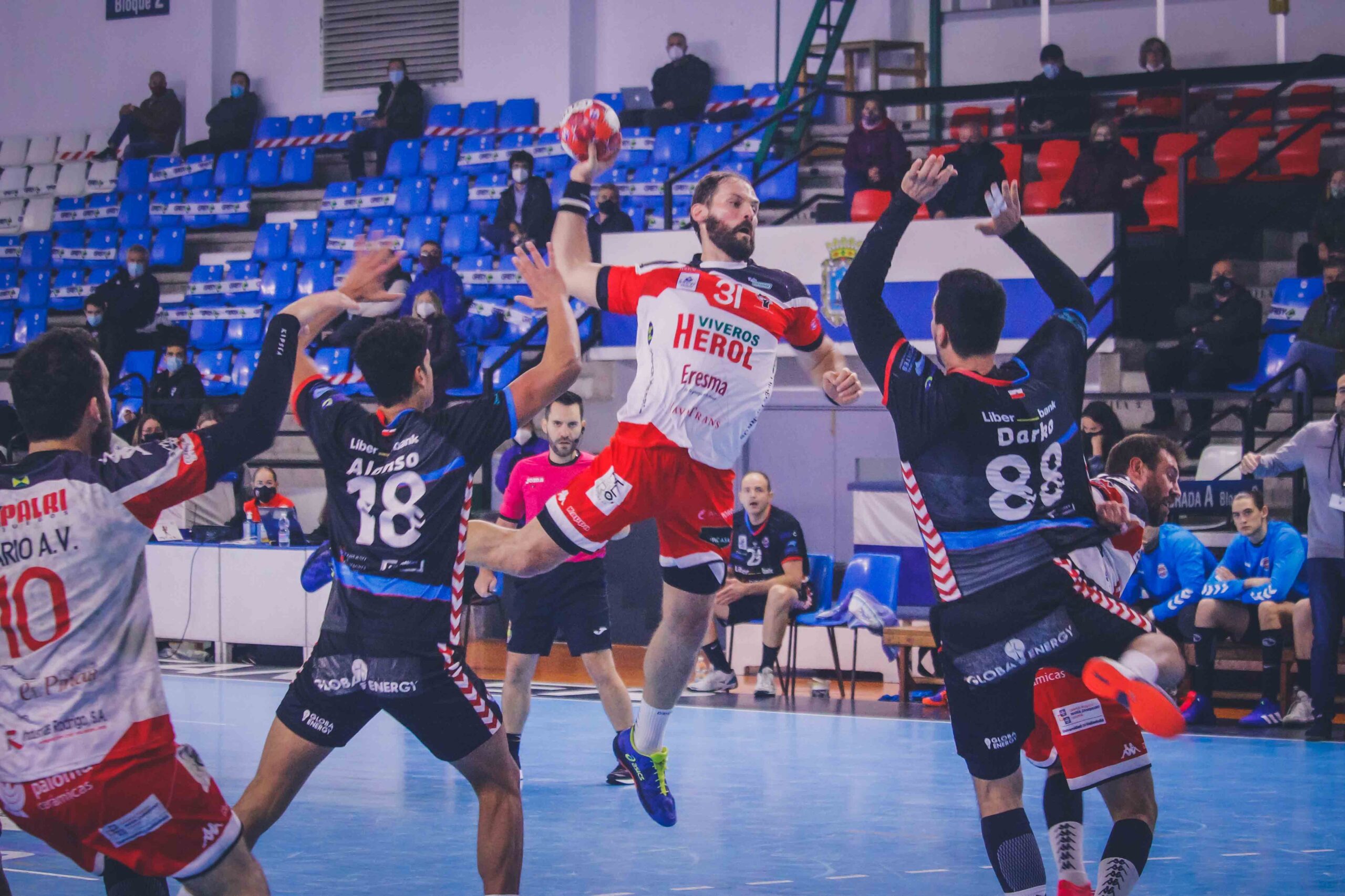 Adrián Rosales lanzando a portería / Foto: Diego Gómez