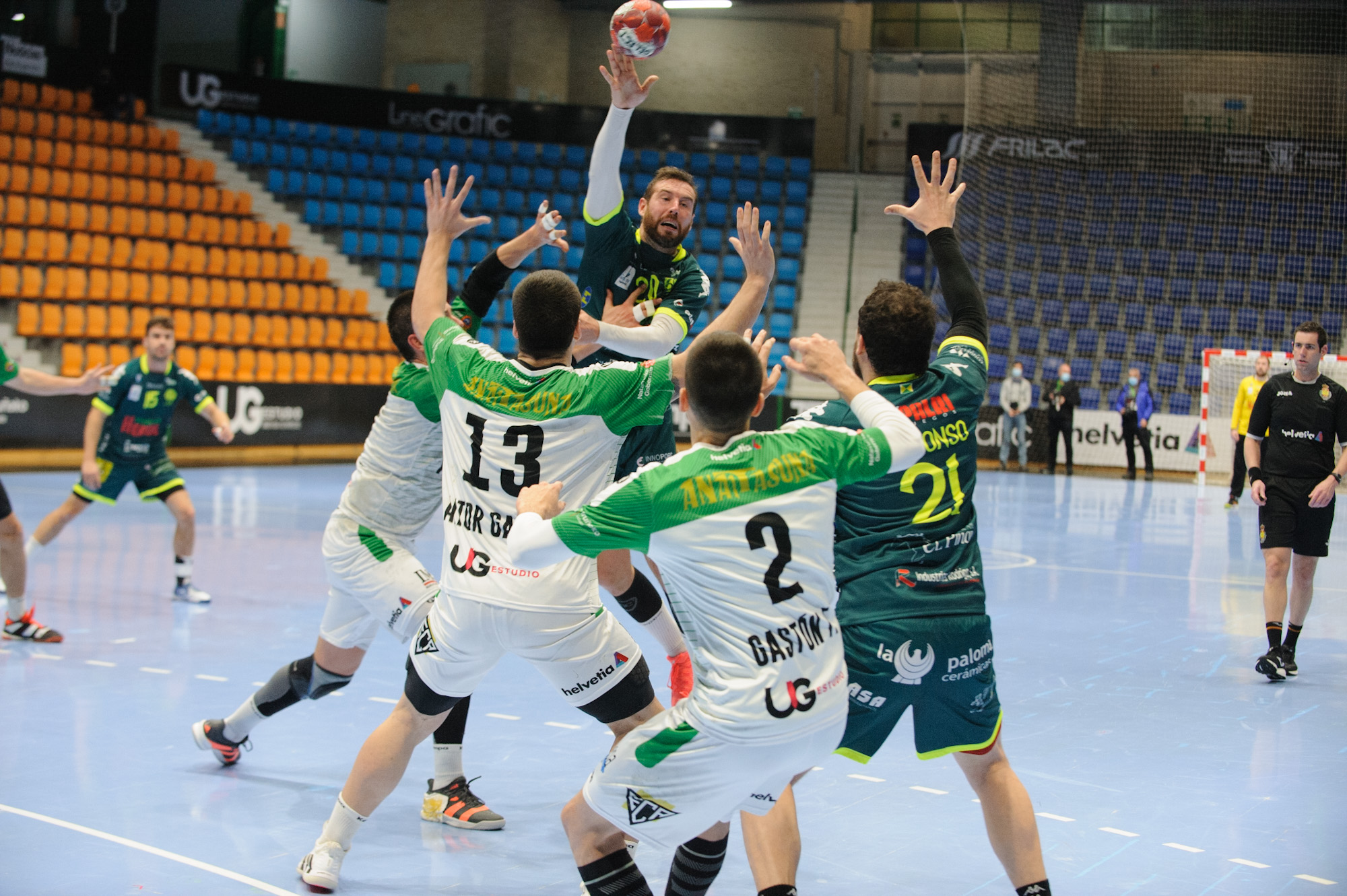 Filip Mota y Andrés Alonso ante la defensa de Anaitasuna / Foto: Óscar Aznar