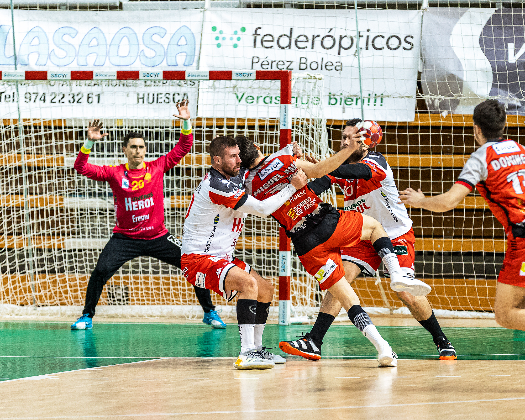 La defensa navera intentando frenar un ataque oscense / Foto: Andrey Sapizhak