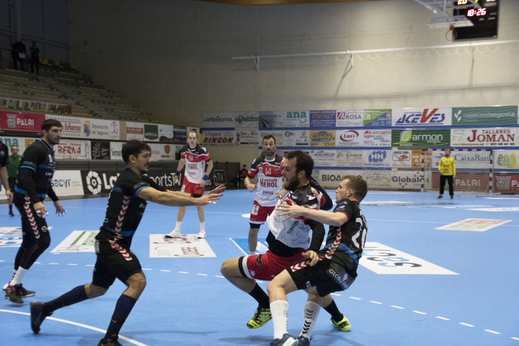 Darío Ajo frente a la defensa de Sinfín