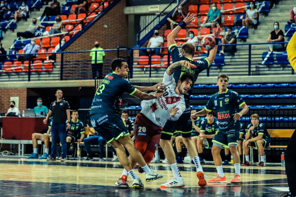 La defensa navera ante el ataque riojano / Foto: Juan Acobi