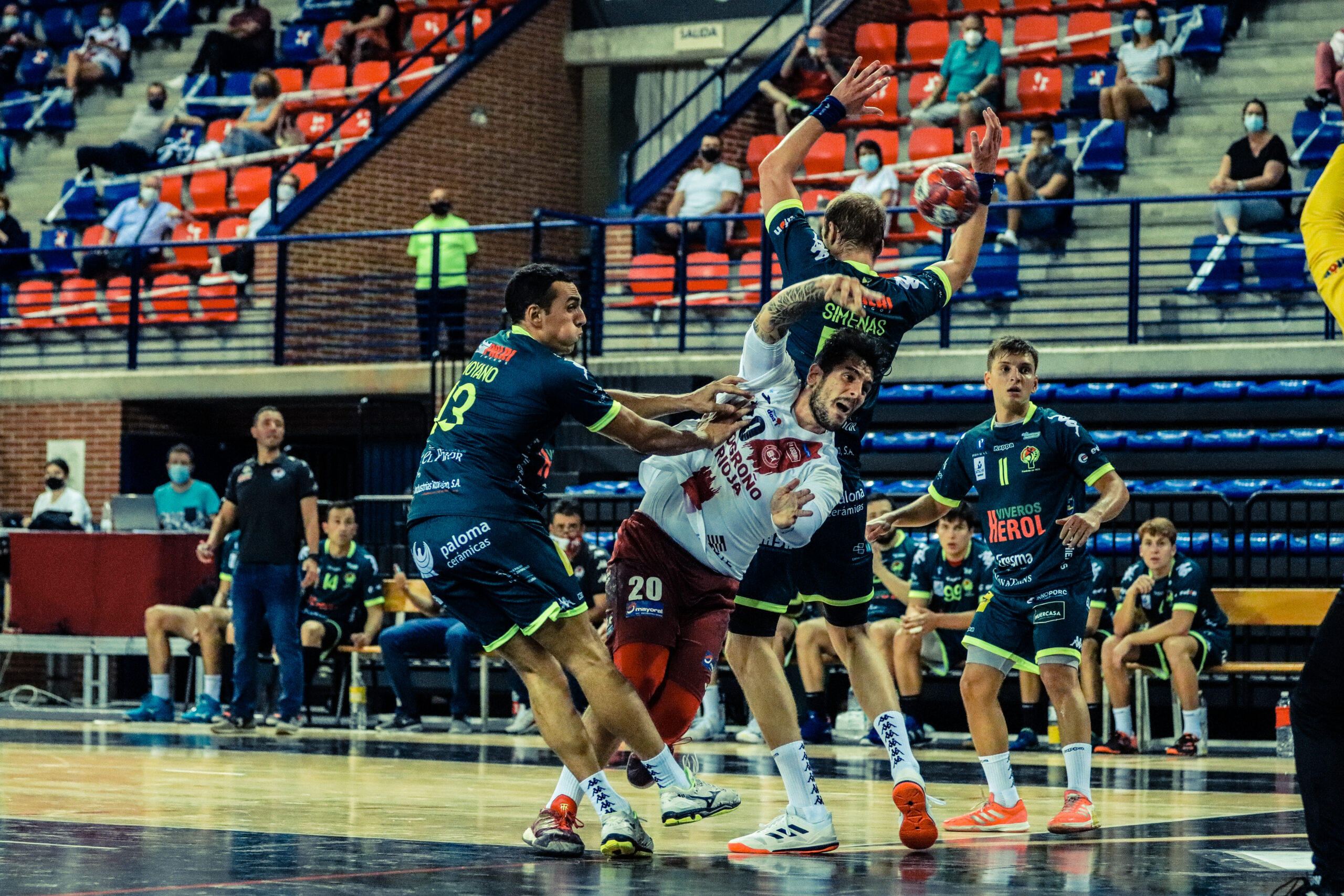La defensa navera ante el ataque riojano / Foto: Juan Acobi