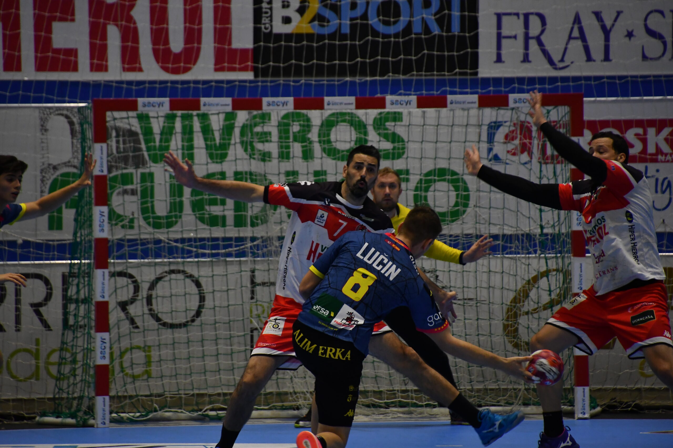 Tin Lucin ante la defensa navera / Foto: Dani Pérez